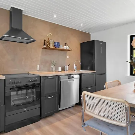2 Bedroom Beautiful In Allinge-Sandvig